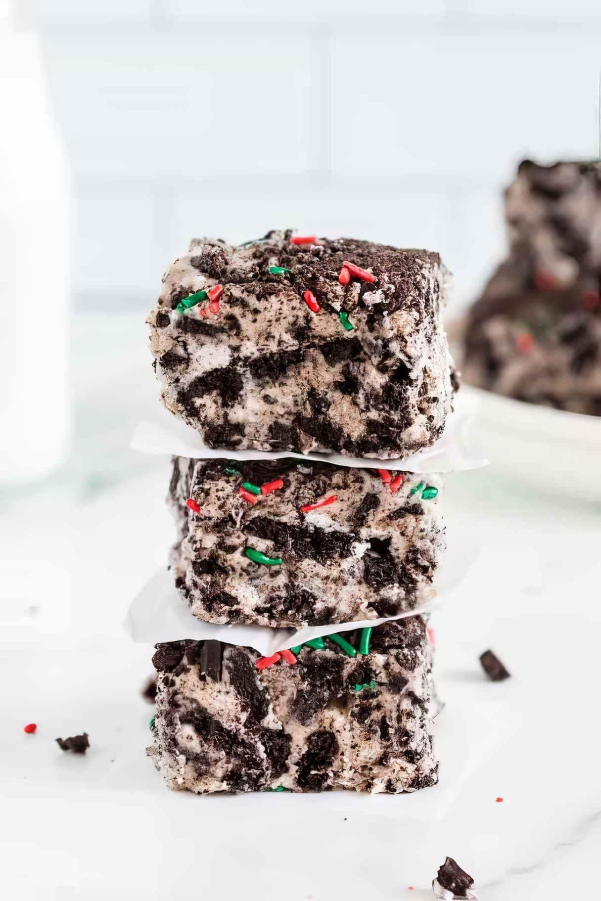 No-Bake Christmas Marshmallow Treats With Oreos and White Chocolate