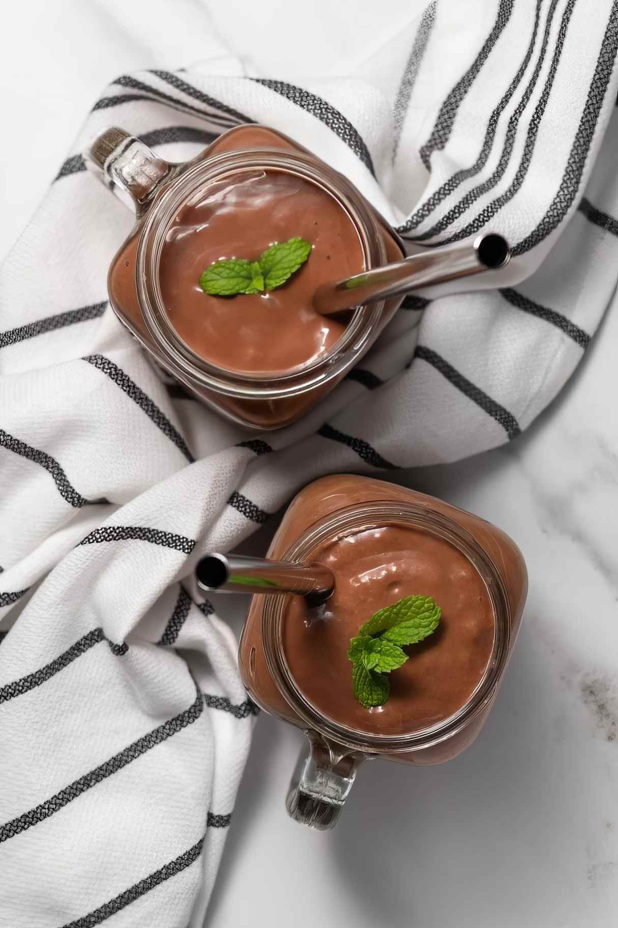 Creamy & Healthy Chocolate Avocado Smoothie (Low Carb, Vegan, Gluten-Free)