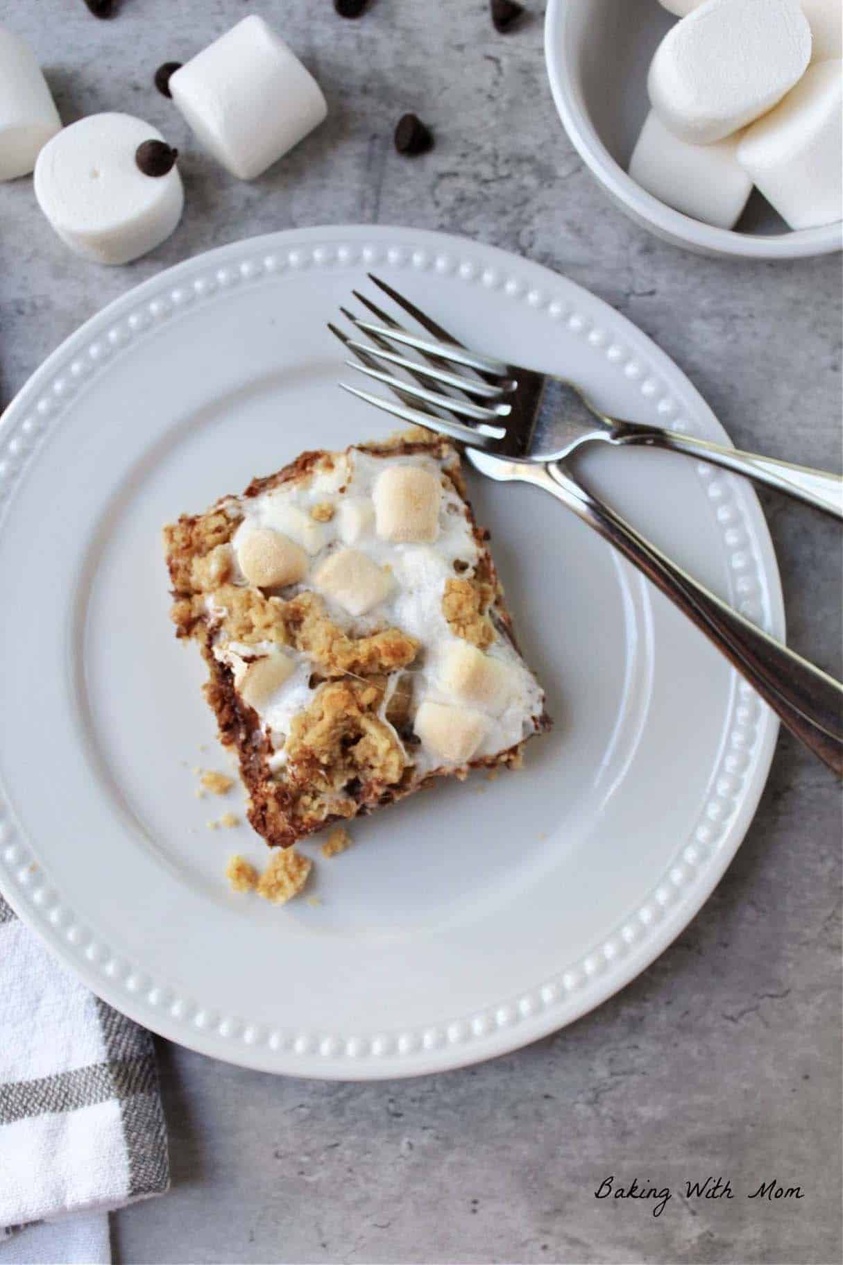 Easy S’mores Bars with Chocolate, Marshmallow, and Graham Crackers