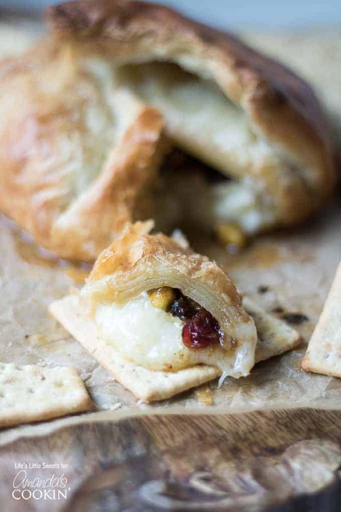 Puff Pastry Baked Brie – Easy Baked Brie Appetizer