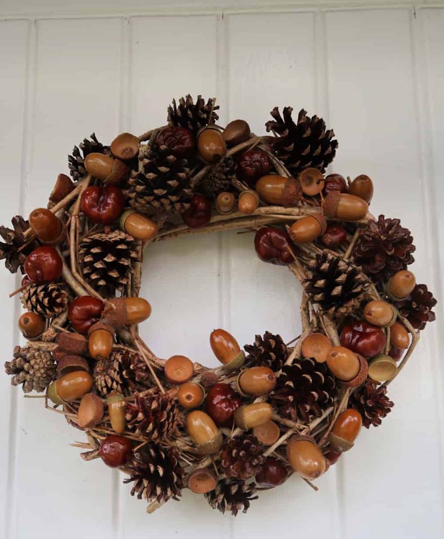 How To Make An Easy Acorn And Pinecone Wreath